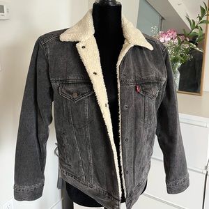 Levi’s jean jacket Sherpa lining 😱